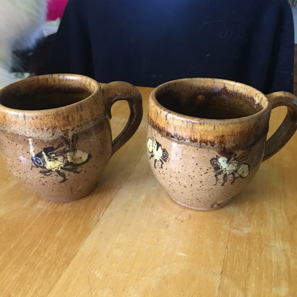 Set of 2 ceramic mugs w/ bumble bees